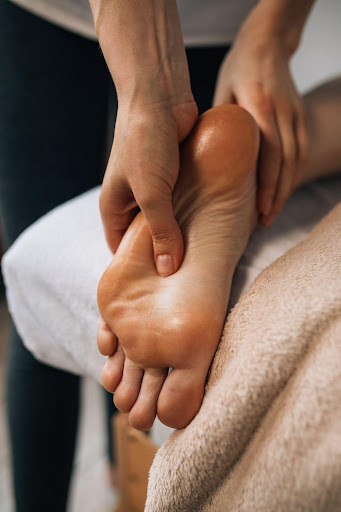 how to treat swollen feet and ankle